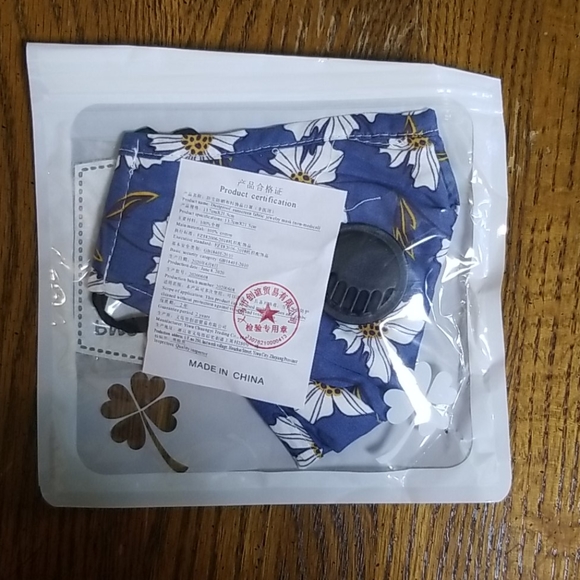 Adult new floral facemask with vent - Picture 1 of 1